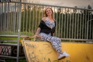 Fotoshooting mit Skateboard und Longboard: Weibliches Model Andrea im Herbst im Skatepark