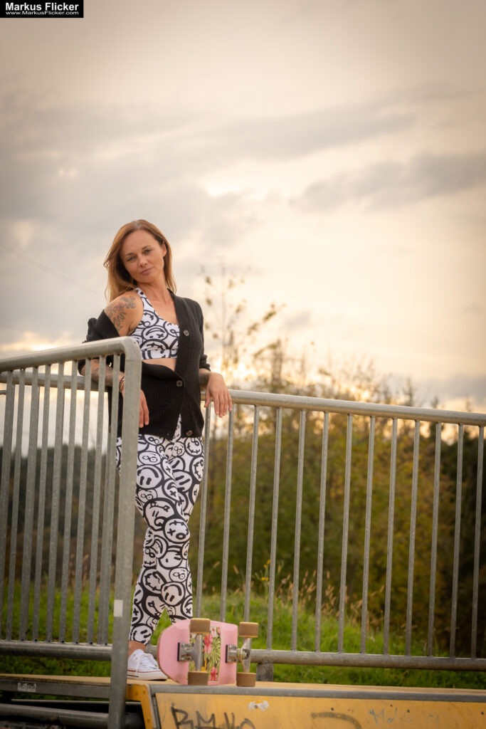 Fotoshooting mit Skateboard und Longboard: Weibliches Model Andrea im Herbst im Skatepark