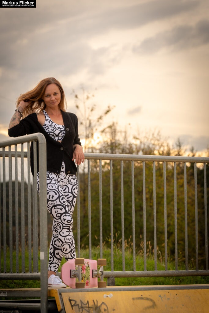 Fotoshooting mit Skateboard und Longboard: Weibliches Model Andrea im Herbst im Skatepark