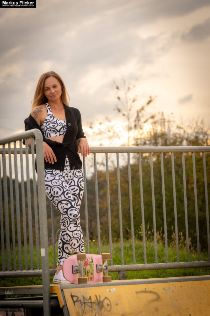 Fotoshooting mit Skateboard und Longboard: Weibliches Model Andrea im Herbst im Skatepark
