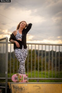 Fotoshooting mit Skateboard und Longboard: Weibliches Model Andrea im Herbst im Skatepark