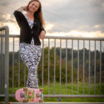 Fotoshooting mit Skateboard und Longboard: Weibliches Model Andrea im Herbst im Skatepark