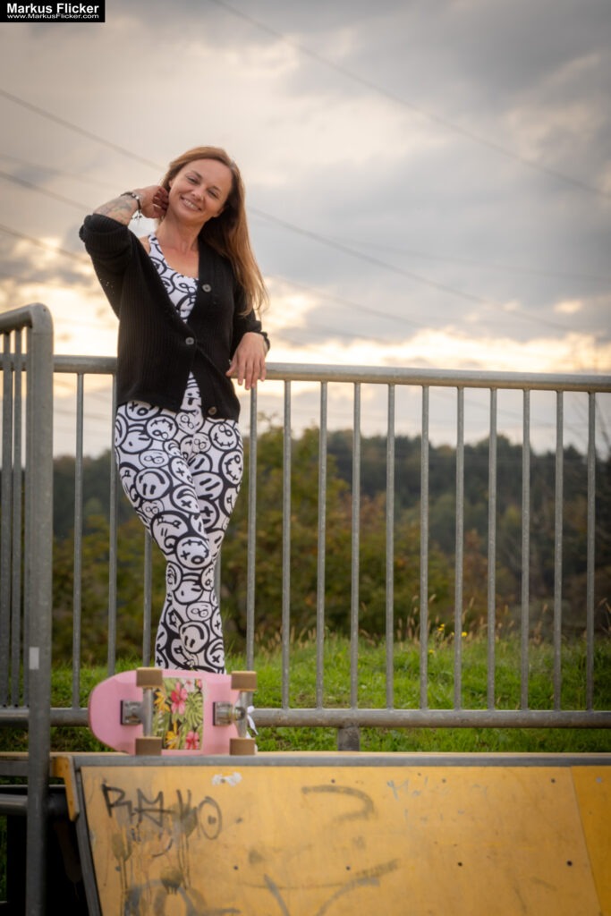 Fotoshooting mit Skateboard und Longboard: Weibliches Model Andrea im Herbst im Skatepark
