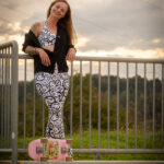 Fotoshooting mit Skateboard und Longboard: Weibliches Model Andrea im Herbst im Skatepark