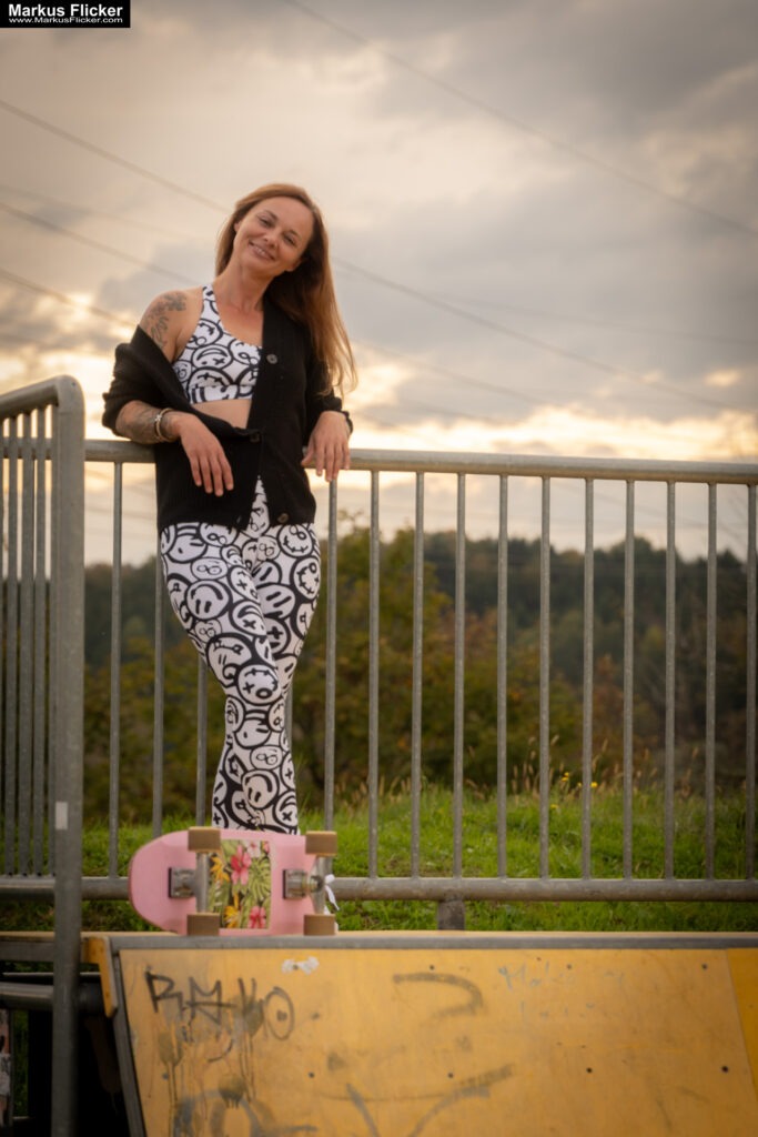 Fotoshooting mit Skateboard und Longboard: Weibliches Model Andrea im Herbst im Skatepark