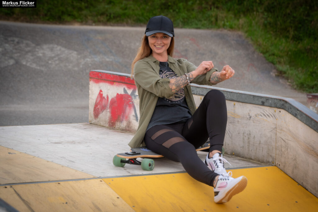 Fotoshooting mit Skateboard und Longboard: Weibliches Model Andrea im Herbst im Skatepark