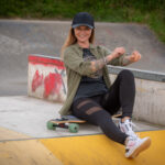 Fotoshooting mit Skateboard und Longboard: Weibliches Model Andrea im Herbst im Skatepark