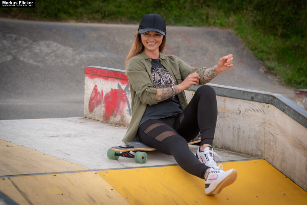 Fotoshooting mit Skateboard und Longboard: Weibliches Model Andrea im Herbst im Skatepark