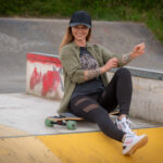 Fotoshooting mit Skateboard und Longboard: Weibliches Model Andrea im Herbst im Skatepark