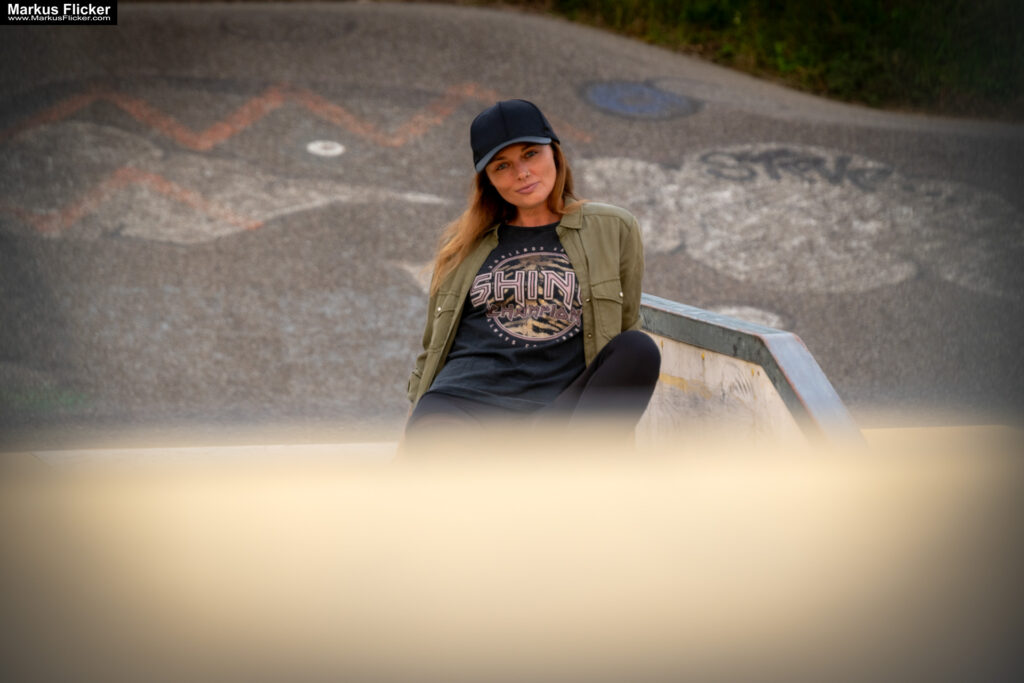 Fotoshooting mit Skateboard und Longboard: Weibliches Model Andrea im Herbst im Skatepark