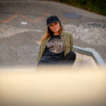 Fotoshooting mit Skateboard und Longboard: Weibliches Model Andrea im Herbst im Skatepark