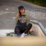 Fotoshooting mit Skateboard und Longboard: Weibliches Model Andrea im Herbst im Skatepark