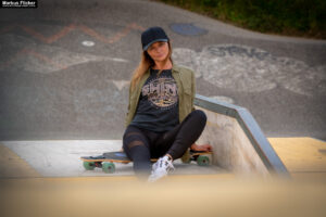 Fotoshooting mit Skateboard und Longboard: Weibliches Model Andrea im Herbst im Skatepark