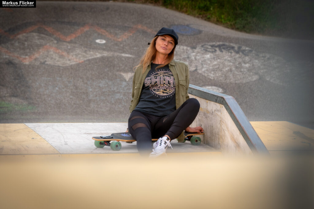 Fotoshooting mit Skateboard und Longboard: Weibliches Model Andrea im Herbst im Skatepark