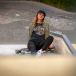 Fotoshooting mit Skateboard und Longboard: Weibliches Model Andrea im Herbst im Skatepark