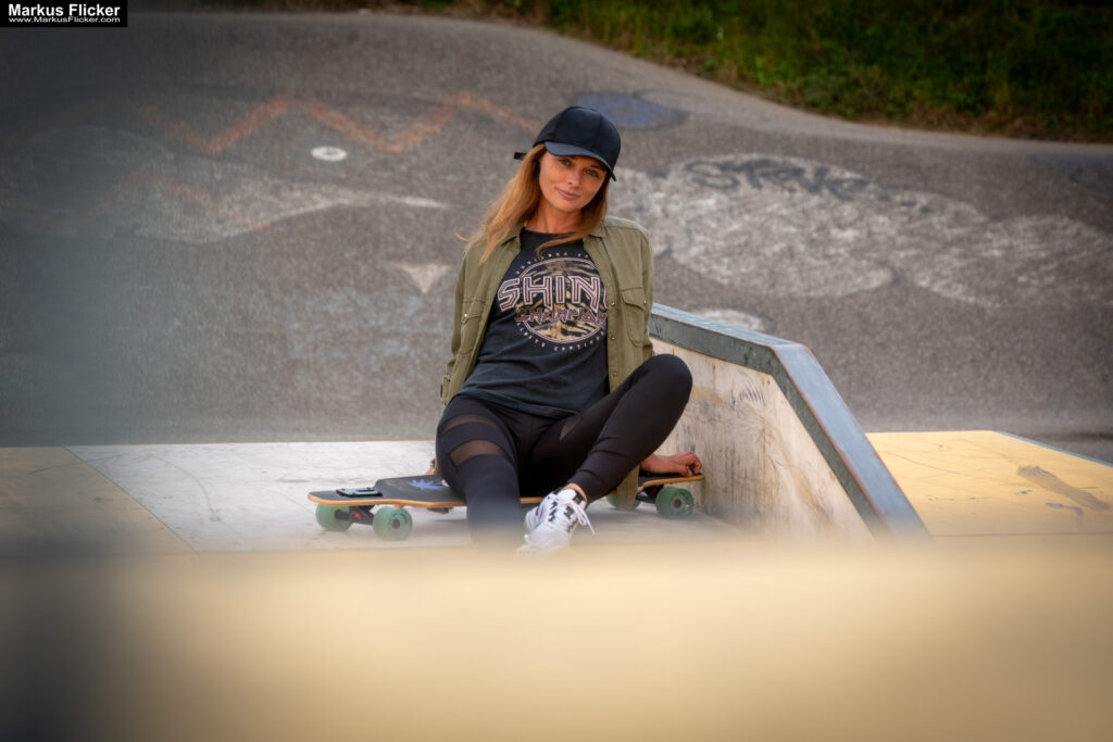 Fotoshooting mit Skateboard und Longboard: Weibliches Model Andrea im Herbst im Skatepark