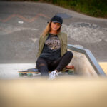 Fotoshooting mit Skateboard und Longboard: Weibliches Model Andrea im Herbst im Skatepark