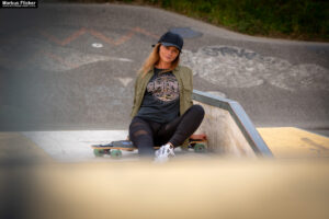 Fotoshooting mit Skateboard und Longboard: Weibliches Model Andrea im Herbst im Skatepark
