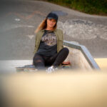 Fotoshooting mit Skateboard und Longboard: Weibliches Model Andrea im Herbst im Skatepark