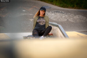 Fotoshooting mit Skateboard und Longboard: Weibliches Model Andrea im Herbst im Skatepark