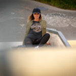 Fotoshooting mit Skateboard und Longboard: Weibliches Model Andrea im Herbst im Skatepark