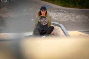 Fotoshooting mit Skateboard und Longboard: Weibliches Model Andrea im Herbst im Skatepark