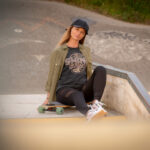 Fotoshooting mit Skateboard und Longboard: Weibliches Model Andrea im Herbst im Skatepark