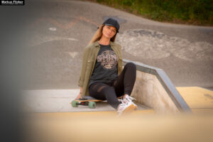 Fotoshooting mit Skateboard und Longboard: Weibliches Model Andrea im Herbst im Skatepark