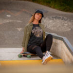 Fotoshooting mit Skateboard und Longboard: Weibliches Model Andrea im Herbst im Skatepark