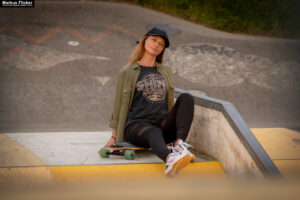 Fotoshooting mit Skateboard und Longboard: Weibliches Model Andrea im Herbst im Skatepark