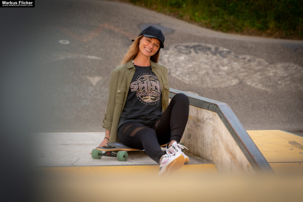 Fotoshooting mit Skateboard und Longboard: Weibliches Model Andrea im Herbst im Skatepark