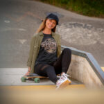 Fotoshooting mit Skateboard und Longboard: Weibliches Model Andrea im Herbst im Skatepark