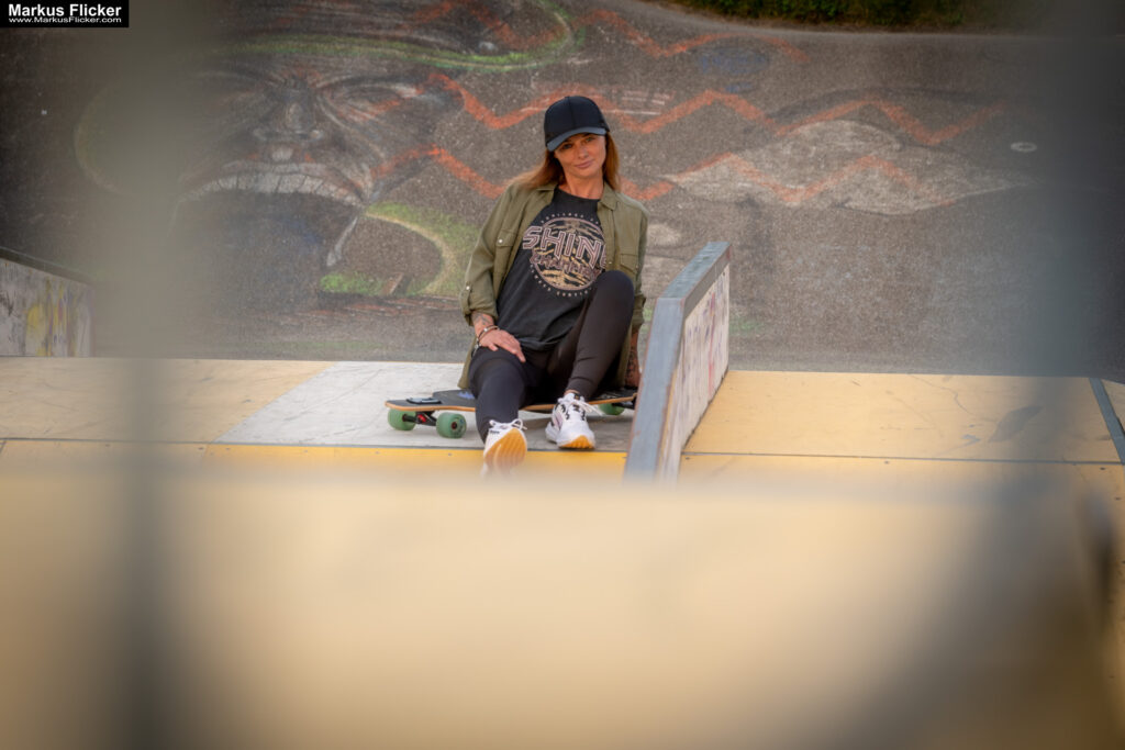 Fotoshooting mit Skateboard und Longboard: Weibliches Model Andrea im Herbst im Skatepark