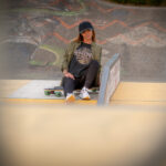 Fotoshooting mit Skateboard und Longboard: Weibliches Model Andrea im Herbst im Skatepark