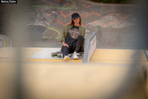 Fotoshooting mit Skateboard und Longboard: Weibliches Model Andrea im Herbst im Skatepark