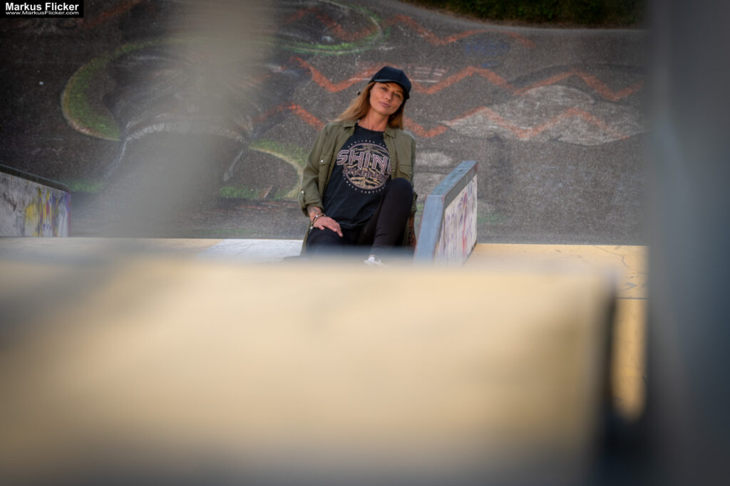 Fotoshooting mit Skateboard und Longboard: Weibliches Model Andrea im Herbst im Skatepark