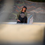 Fotoshooting mit Skateboard und Longboard: Weibliches Model Andrea im Herbst im Skatepark