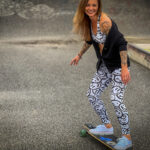 Fotoshooting mit Skateboard und Longboard: Weibliches Model Andrea im Herbst im Skatepark