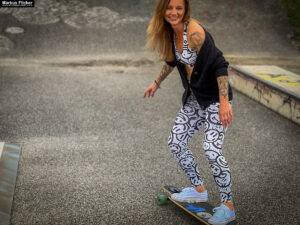 Fotoshooting mit Skateboard und Longboard: Weibliches Model Andrea im Herbst im Skatepark