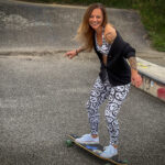 Fotoshooting mit Skateboard und Longboard: Weibliches Model Andrea im Herbst im Skatepark