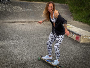 Fotoshooting mit Skateboard und Longboard: Weibliches Model Andrea im Herbst im Skatepark