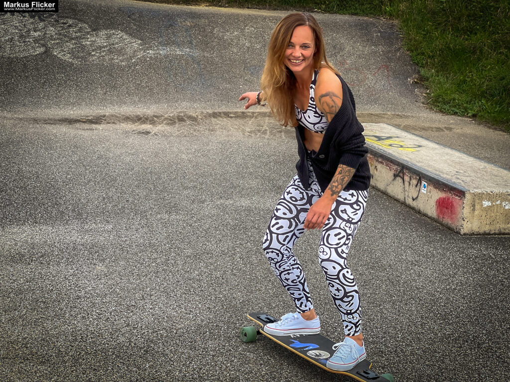 Fotoshooting mit Skateboard und Longboard: Weibliches Model Andrea im Herbst im Skatepark