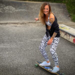 Fotoshooting mit Skateboard und Longboard: Weibliches Model Andrea im Herbst im Skatepark