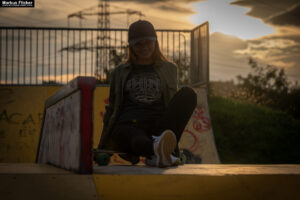 Fotoshooting mit Skateboard und Longboard: Weibliches Model Andrea im Herbst im Skatepark