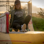 Fotoshooting mit Skateboard und Longboard: Weibliches Model Andrea im Herbst im Skatepark