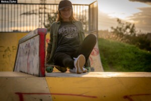 Fotoshooting mit Skateboard und Longboard: Weibliches Model Andrea im Herbst im Skatepark