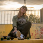 Fotoshooting mit Skateboard und Longboard: Weibliches Model Andrea im Herbst im Skatepark