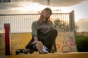 Fotoshooting mit Skateboard und Longboard: Weibliches Model Andrea im Herbst im Skatepark