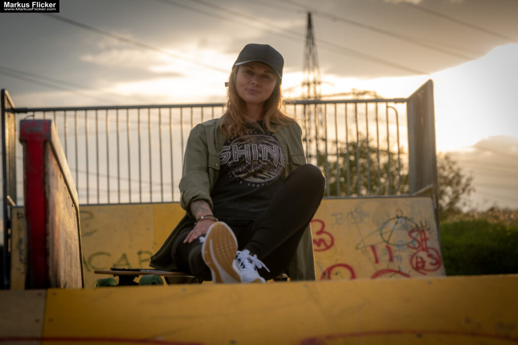 Fotoshooting mit Skateboard und Longboard: Weibliches Model Andrea im Herbst im Skatepark