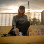 Fotoshooting mit Skateboard und Longboard: Weibliches Model Andrea im Herbst im Skatepark